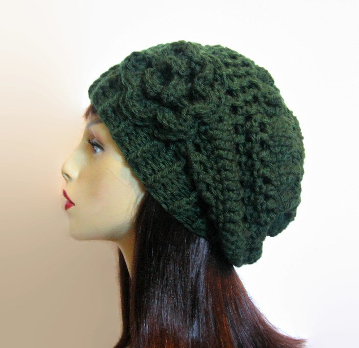 Slouchy Strick-Mütze Mit Blume Grün Beanie Waldgrün Häkelmütze Grün Strickmütze Green Beret Grüne Slouch Tam Grüne Mütze von CreativeDesignsbyAmi