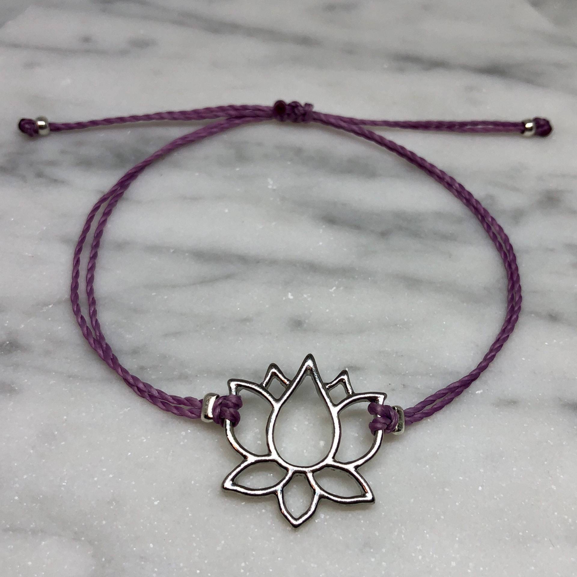 Lotus Armband, String Verstellbares Bettelarmband, Einfaches Benutzerdefinierte Geschenke Für Sie, Brautjungfer Lotus Armband, String Verstellbares Bettelarmband, Einfaches Benutzerdefinierte Geschenke Für Sie, Brautjungfer von CreativeDreamerShop