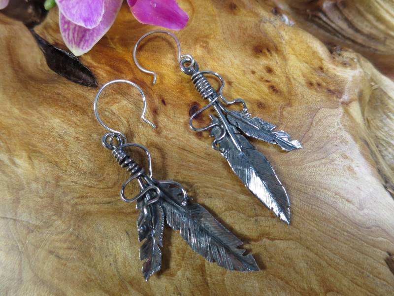 Brutalist Sterling Silber Feder Ohrringe Gehämmertes Dangle Design Brutalist Sterling Silber Feder Ohrringe Gehämmertes Dangle Design von CreativeEddy