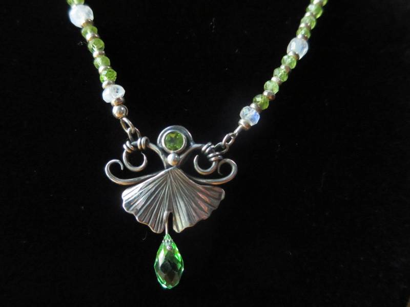 Brutalist Sterling Silber Ginkgo Und Peridot Halskette Brutalist Sterling Silber Ginkgo Und Peridot Halskette von CreativeEddy
