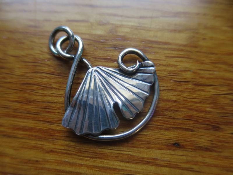 Brutalist Sterling Silber Medium Ginkgo Anhänger Mit Spiral-Tendril Brutalist Sterling Silber Medium Ginkgo Anhänger Mit Spiral-Tendril von CreativeEddy