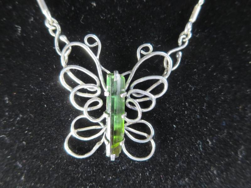 Brutalist Sterling Silber Schmetterling Halskette Grüner Turmalin Kristall Brutalist Sterling Silber Schmetterling Halskette Grüner Turmalin Kristall von CreativeEddy