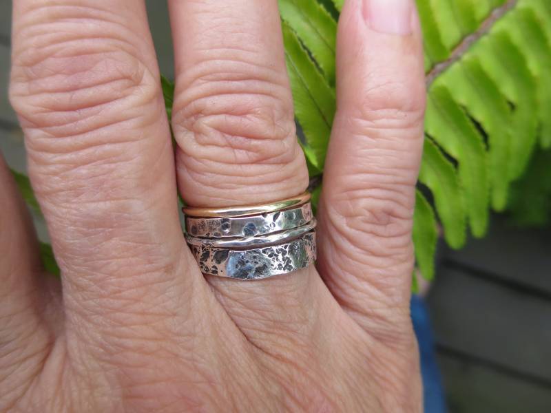 Gehämmertes Stapelring Set Aus 925Er Silber Und Messing, Größe 6, 5 von CreativeEddy