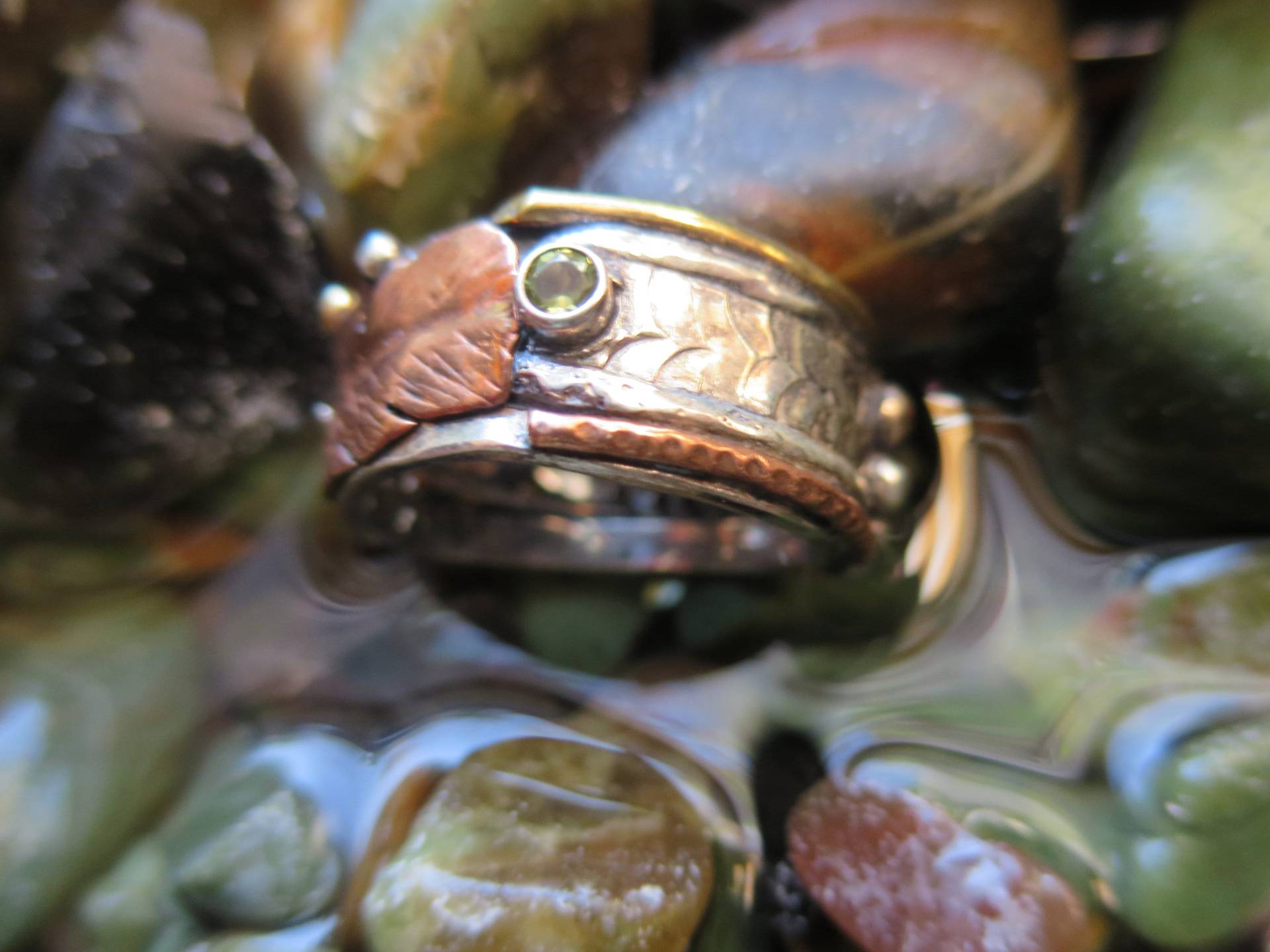 Gemischt Metall Feder Peridot Ring Sterling Silber Collage, Größe 6 3/4 von CreativeEddy
