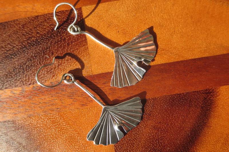 Große Brutalist Sterling Silber Straight Stem Ginkgo Blatt Ohrringe Große Brutalist Sterling Silber Straight Stem Ginkgo Blatt Ohrringe von CreativeEddy