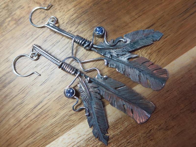 Große Sterling Silber Brutalist Doppel Feder Ohrringe Mit Tanzanit Große Sterling Silber Brutalist Doppel Feder Ohrringe Mit Tanzanit von CreativeEddy