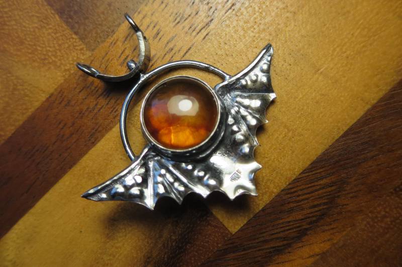 Großer Brutalist Bernstein Mond Und Fledermaus Anhänger Aus Sterling Silber Großer Brutalist Bernstein Mond Und Fledermaus Anhänger Aus Sterling Silber von CreativeEddy