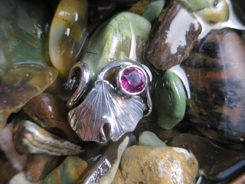 Handgefertigter Rhodolith Granat Ring Aus Sterling Silber Ginkgo Blatt Mit Verstellbaren Band Handgefertigter Rhodolith Granat Ring Aus Sterling Silber Ginkgo Blatt Mit Verstellbaren Band von CreativeEddy