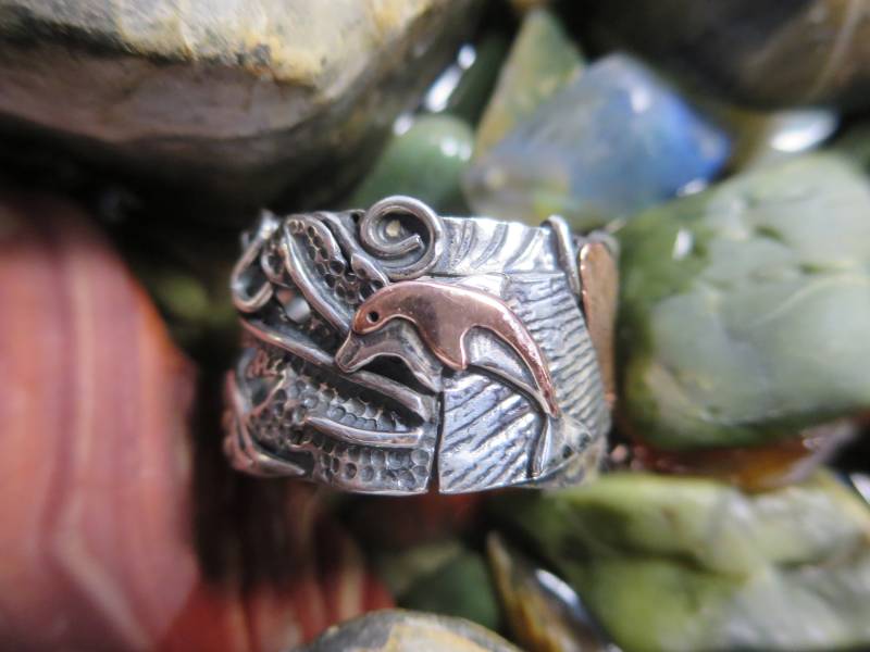 Kupfer Delfin Sterling Silber Brutalist Collage Größe 8, 75 Ring, Strukturierter Mischmetallring von CreativeEddy