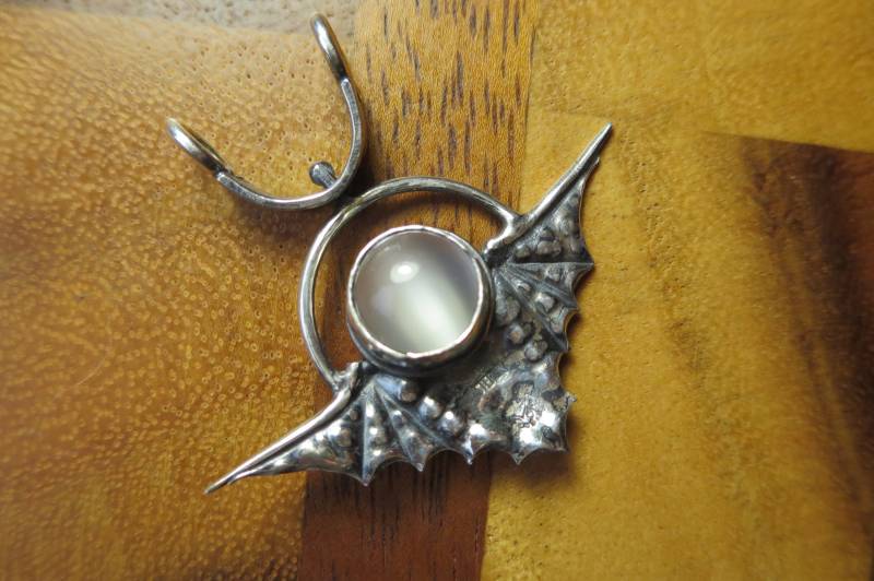 Medium Sterling Silber Brutalist Cats Eye Mondstein Mond Und Fledermaus Dreh Anhänger, Halloween Anhänger Medium Sterling Silber Brutalist Cats Eye Mondstein Mond Und Fledermaus Dreh Anhänger, Halloween Anhänger von CreativeEddy