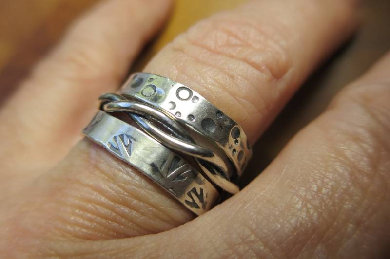 Sterling Silber Brutalist Stapelring Set Von Drei Sterling Silber Brutalist Stapelring Set Von Drei von CreativeEddy