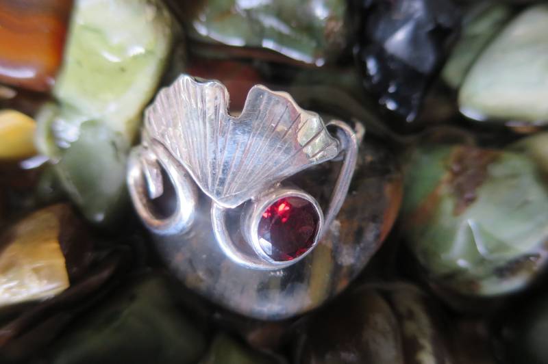 Sterling Silber Ring Mit Ginkgo Blatt Und Granat - Elfen Brutalist Stil, Größe 7 Sterling Silber Ring Mit Ginkgo Blatt Und Granat - Elfen Brutalist Stil, Größe 7 von CreativeEddy