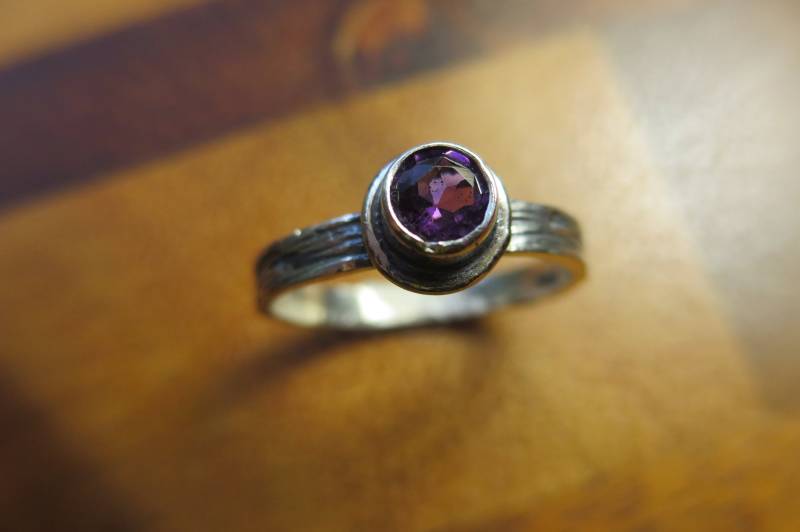 Strukturierter Amethyst-Ring Aus Sterlingsilber - Größe 7 Strukturierter Amethyst-Ring Aus Sterlingsilber - Größe 7 von CreativeEddy