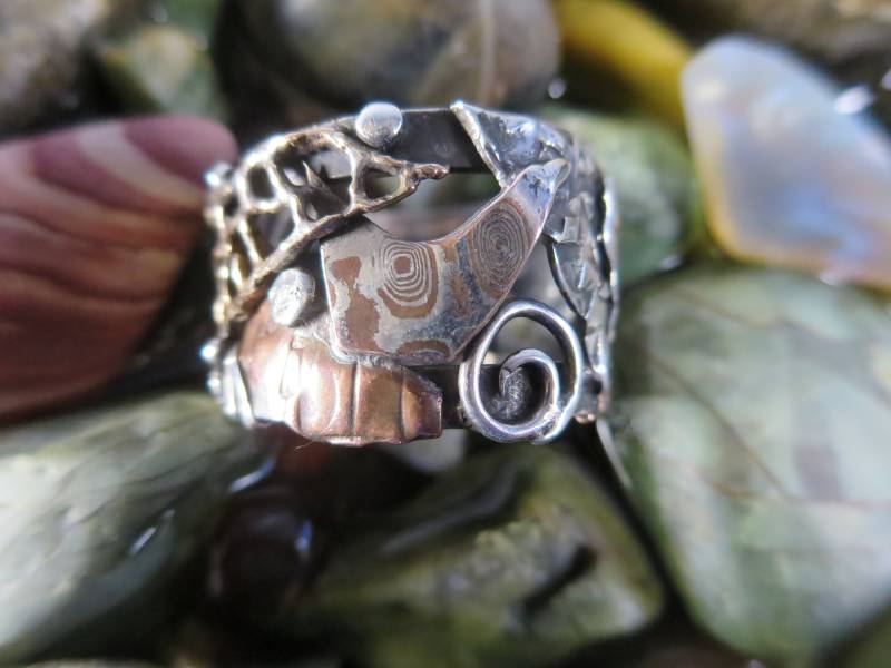 Strukturierter Sterling Silber Collage Ring Mixed Metal Brutalist Größe 8, 5 Strukturierter Sterling Silber Collage Ring Mixed Metal Brutalist Größe 8, 5 von CreativeEddy