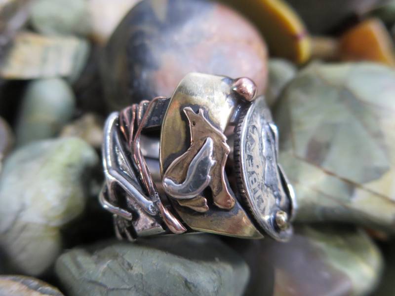 Strukturierter Sterling Silber Wolf Ring Gemischtes Metall Berg Mond, Größe 5 von CreativeEddy