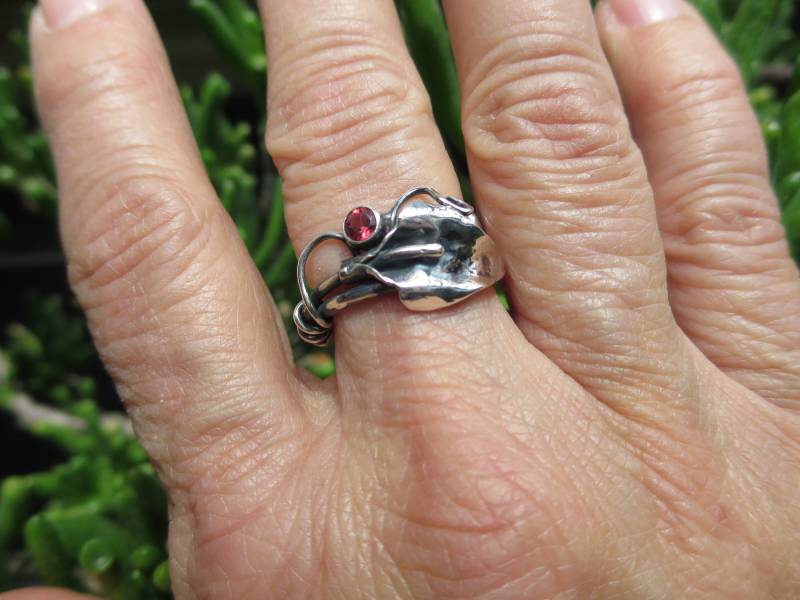 sterling Silber Brutalist Calla Lilie Und Rhodolith Granat Spiral Verstellbarer Ring sterling Silber Brutalist Calla Lilie Und Rhodolith Granat Spiral Verstellbarer Ring von CreativeEddy