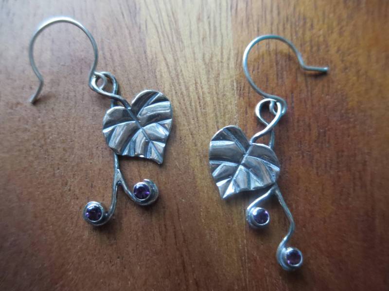 sterling Silber Brutalist Galax Ranke Mit Amethysten Ohrringe sterling Silber Brutalist Galax Ranke Mit Amethysten Ohrringe von CreativeEddy