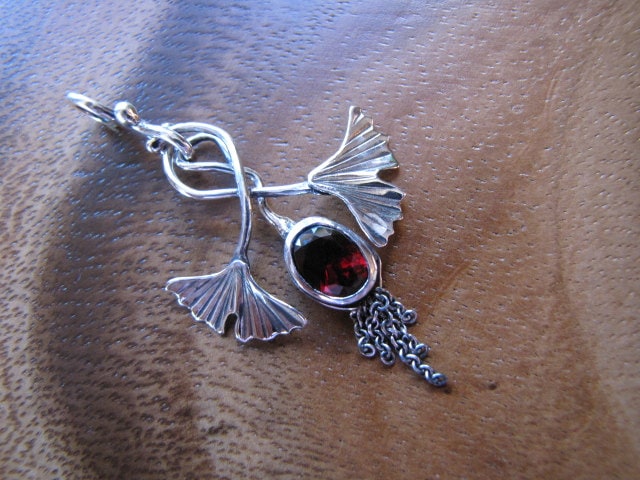 sterling Silber Brutalist Ginkgo Und Granat Anhänger sterling Silber Brutalist Ginkgo Und Granat Anhänger von CreativeEddy