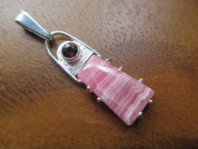 sterling Silber Brutalist Rhodochrosit Und Granat Anhänger, Handwerker Geometri Rosa Edelstein Anhänger sterling Silber Brutalist Rhodochrosit Und Granat Anhänger, Handwerker Geometri Rosa Edelstein Anhänger von CreativeEddy