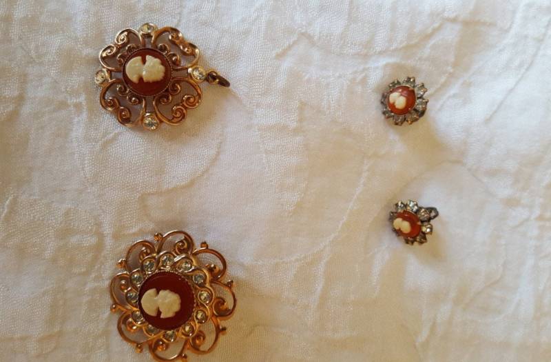 Altes Kamee Set Pin Mit Anhänger Und Schraube Ohrstecker Strass Vintage Altes Kamee Set Pin Mit Anhänger Und Schraube Ohrstecker Strass Vintage von CreativeEnergyShop