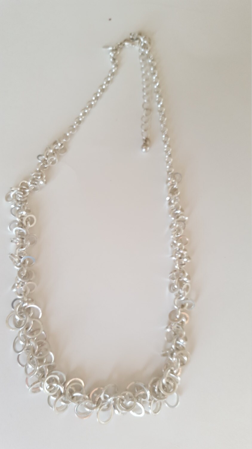 Atemberaubende Avon Designer Signierte Silberfarbene Circle 15-Halskette Atemberaubende Avon Designer Signierte Silberfarbene Circle 15-Halskette von CreativeEnergyShop