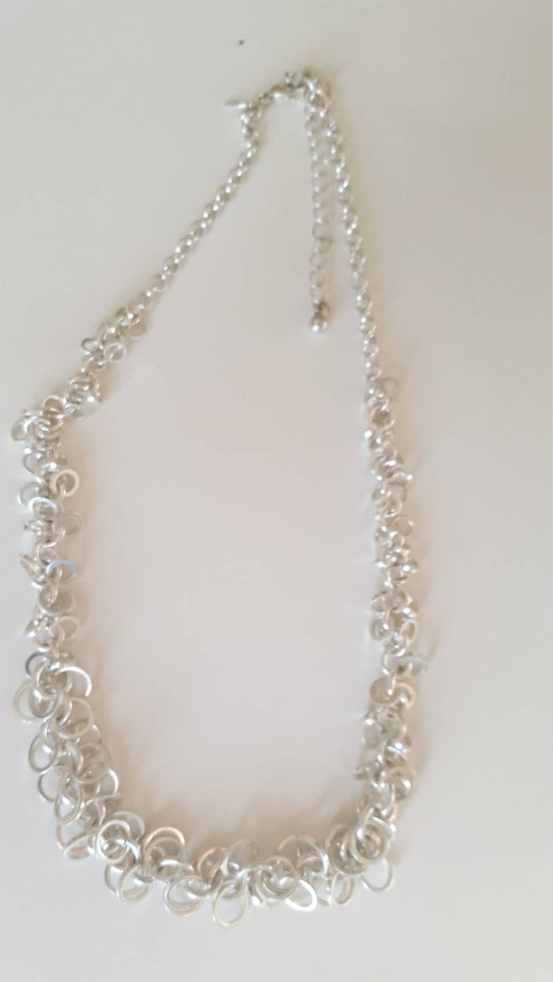 Atemberaubende Avon Designer Signierte Silberfarbene Circle 15-Halskette Atemberaubende Avon Designer Signierte Silberfarbene Circle 15-Halskette von CreativeEnergyShop