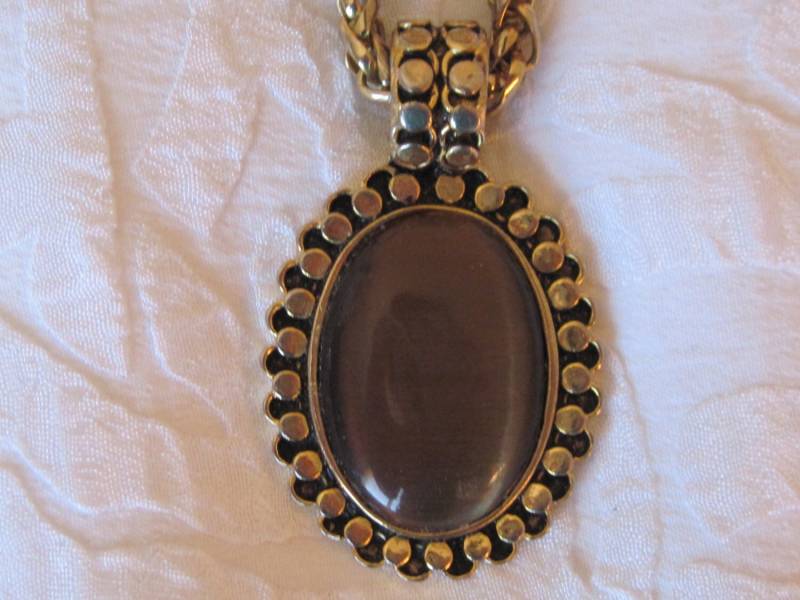 Hübscher Anhänger Mit Irisierendem Stein, 46 cm Langer Bronzefarbener Kette, Karabinerverschluss Hübscher Anhänger Mit Irisierendem Stein, 46 cm Langer Bronzefarbener Kette, Karabinerverschluss von CreativeEnergyShop