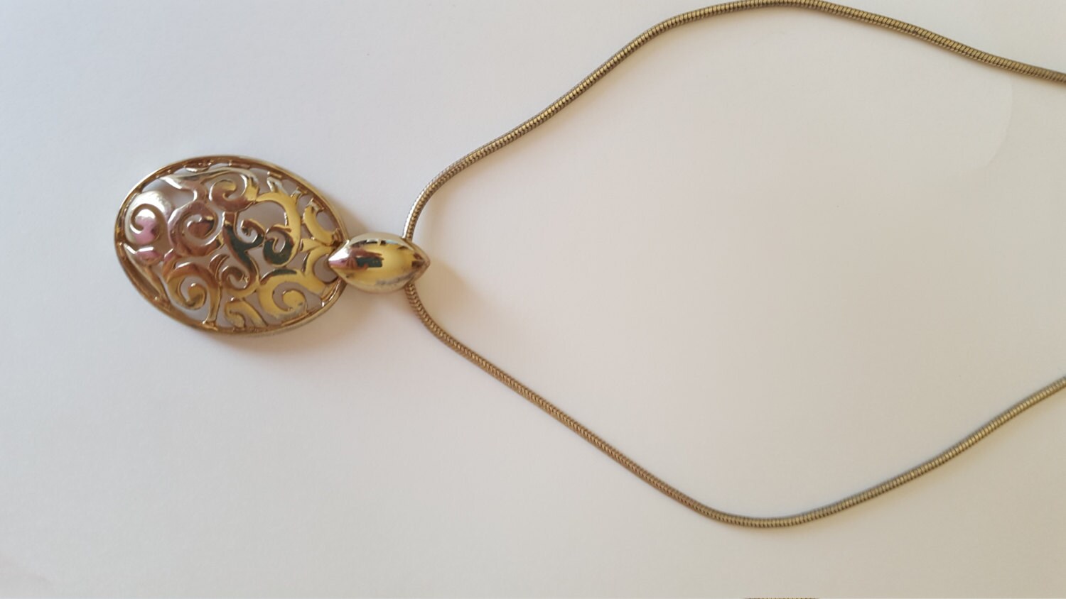 Napier Signierte 16-Zoll-Silber-Schlangenkette Mit Einem Ovalen Anhänger Aus Gold Und Silber Filligree Napier Signierte 16-Zoll-Silber-Schlangenkette Mit Einem Ovalen Anhänger Aus Gold Und Silber Filligree von CreativeEnergyShop