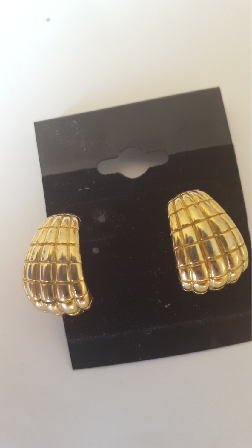 Ohrringe Avon Designer Korbgeflecht Half Hoop Gold Durchbohrt Texturiert Ohrringe Avon Designer Korbgeflecht Half Hoop Gold Durchbohrt Texturiert von CreativeEnergyShop