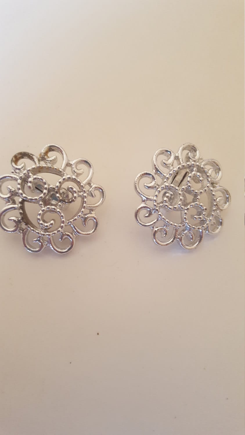 Sarah Coventry Silber Tone Filigree Open Work Ohrclips 1 Zoll Sarah Coventry Silber Tone Filigree Open Work Ohrclips 1 Zoll von CreativeEnergyShop