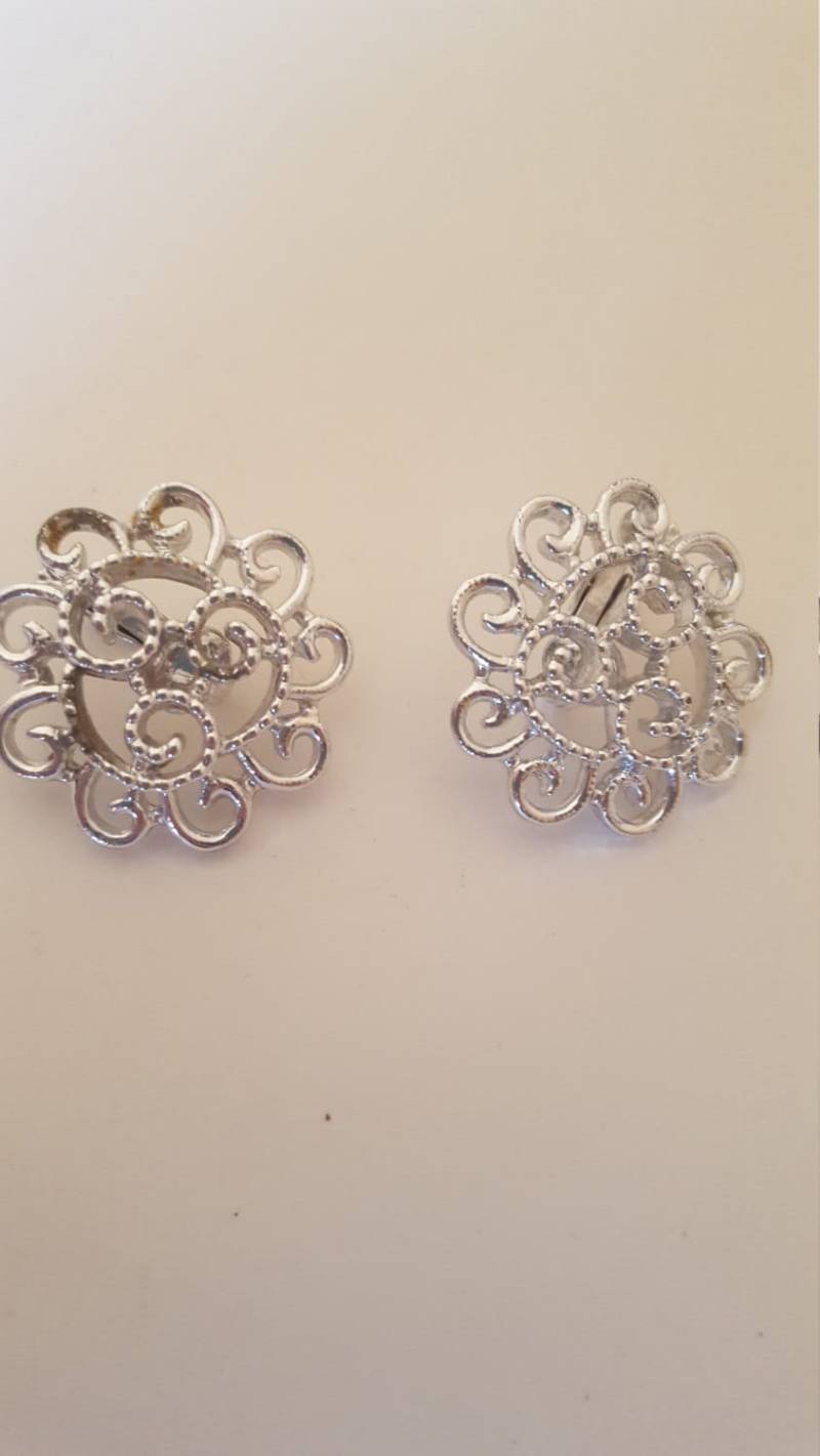 Sarah Coventry Silber Tone Filigree Open Work Ohrclips 1 Zoll Sarah Coventry Silber Tone Filigree Open Work Ohrclips 1 Zoll von CreativeEnergyShop