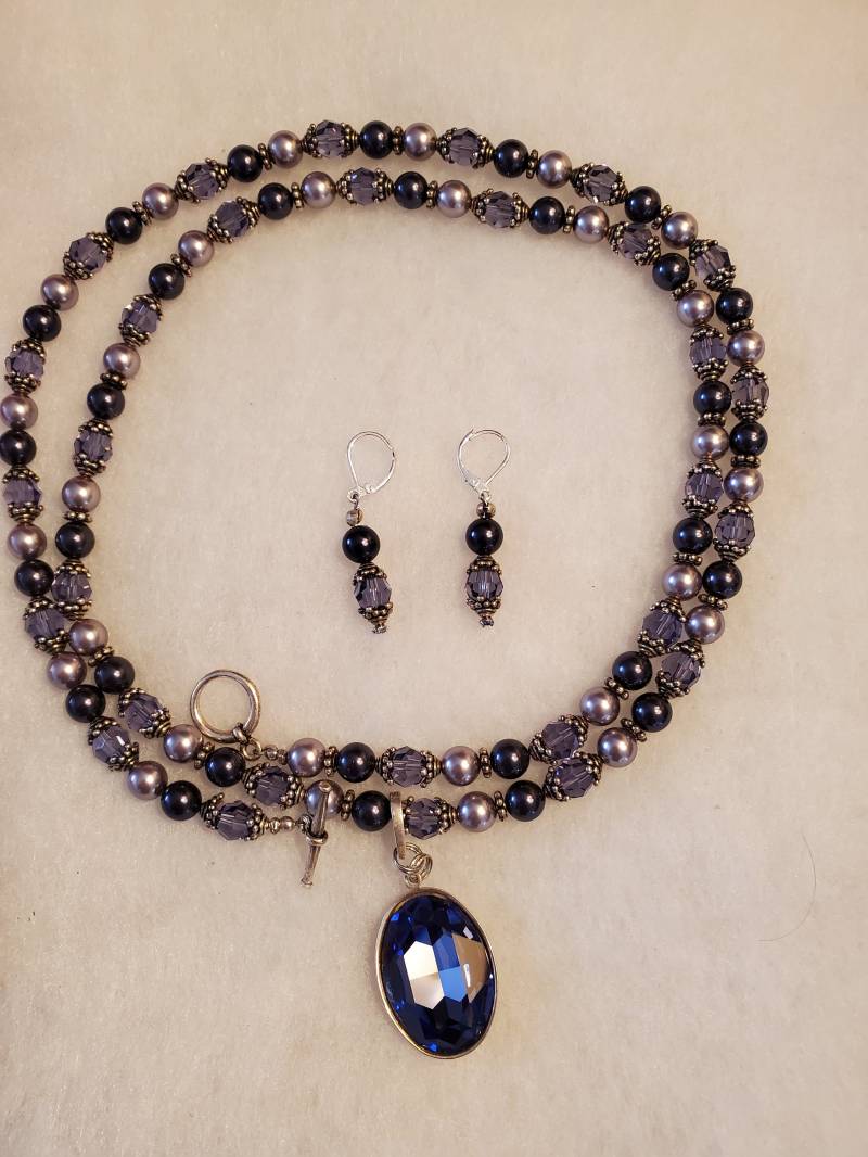 Swarovski Tanzanite Crystal & Pearl Lange Halskette Mit Anhängerenhancer Und Ohrhänger Swarovski Tanzanite Crystal & Pearl Lange Halskette Mit Anhängerenhancer Und Ohrhänger von CreativeEnergyShop