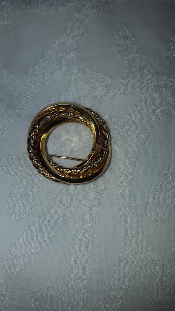 Vintage Germany Signierte Seil Gold Kreis Brosche Pin Vintage Germany Signierte Seil Gold Kreis Brosche Pin von CreativeEnergyShop