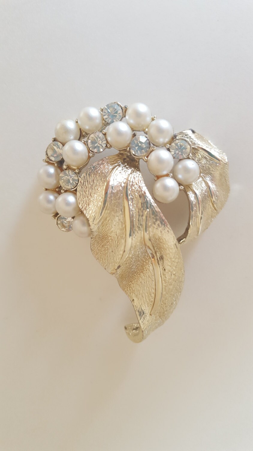 Vintage Gold Ton Coro Faux Perle Bouquet Brosche Pin Vintage Gold Ton Coro Faux Perle Bouquet Brosche Pin von CreativeEnergyShop