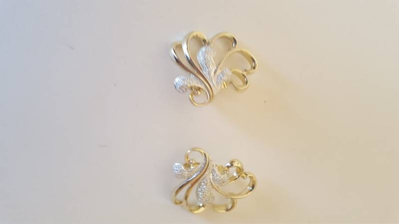 Vintage Sarah Coventry Gold Plate Swirl Mit Silbernen Akzenten Clip-On-Ohrringe Vintage Sarah Coventry Gold Plate Swirl Mit Silbernen Akzenten Clip-On-Ohrringe von CreativeEnergyShop