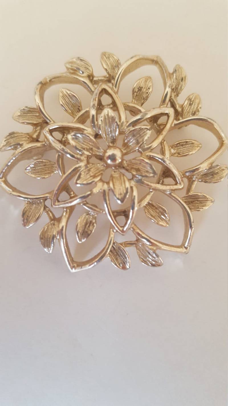 Vintage Schmuck Sarah Coventry Pin Brosche Gold Blumen von CreativeEnergyShop