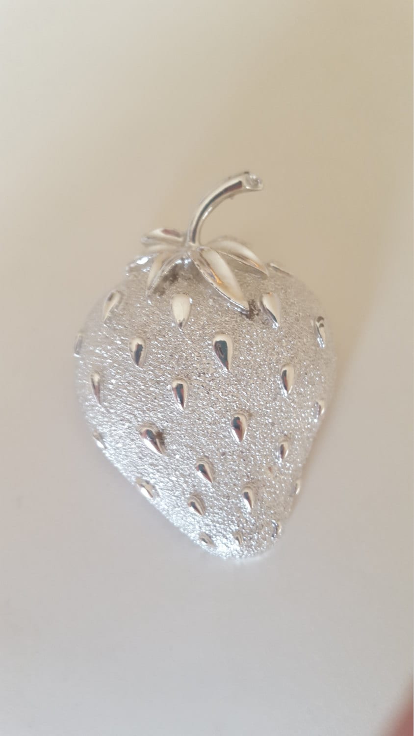 Vintage Sarah Coventry Erdbeere Silber Ton Brosche von CreativeEnergyShop