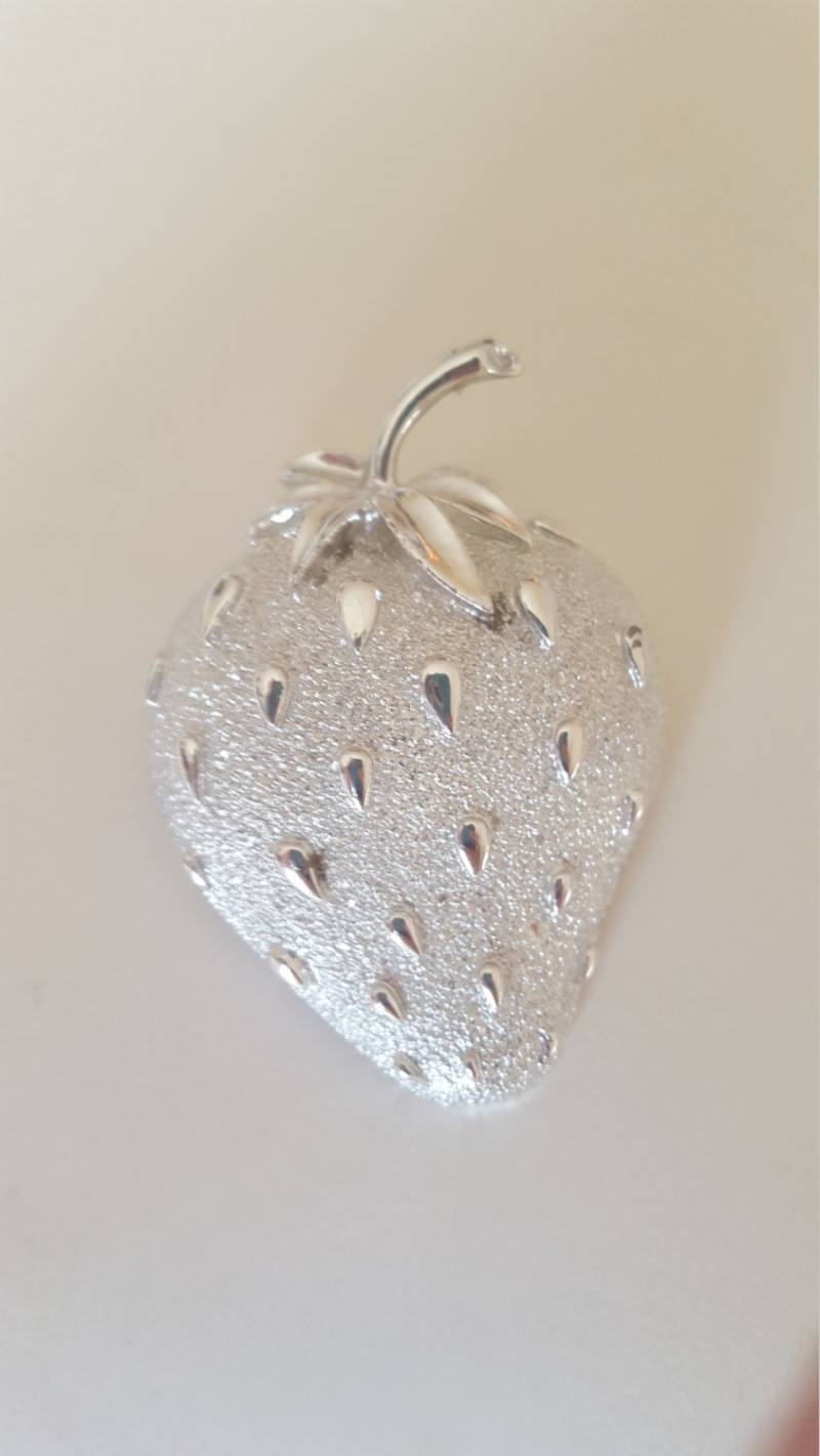 Vintage Sarah Coventry Erdbeere Silber Ton Brosche von CreativeEnergyShop