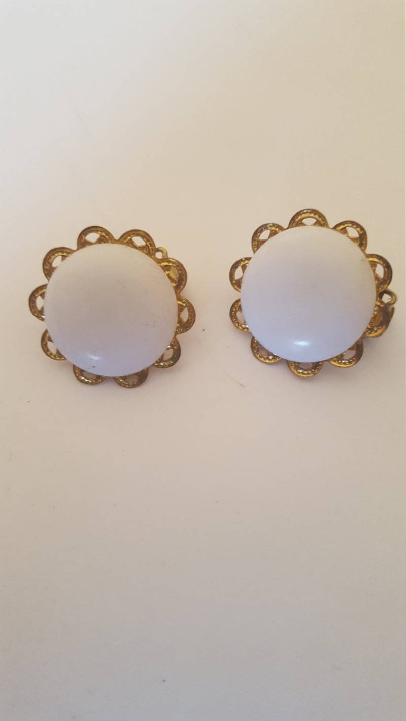 Vintage White Lucite 1 Zoll Durchmesser Gold Swirl Ohrclips Gestempelt Japan Vintage White Lucite 1 Zoll Durchmesser Gold Swirl Ohrclips Gestempelt Japan von CreativeEnergyShop