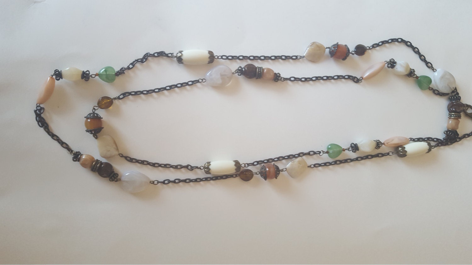Wunderschöne Klobige Mehrschichtige Beige, Gelbe Und Grüne Achatperlen 64-Zoll-Designerhalskette Wunderschöne Klobige Mehrschichtige Beige, Gelbe Und Grüne Achatperlen 64-Zoll-Designerhalskette von CreativeEnergyShop