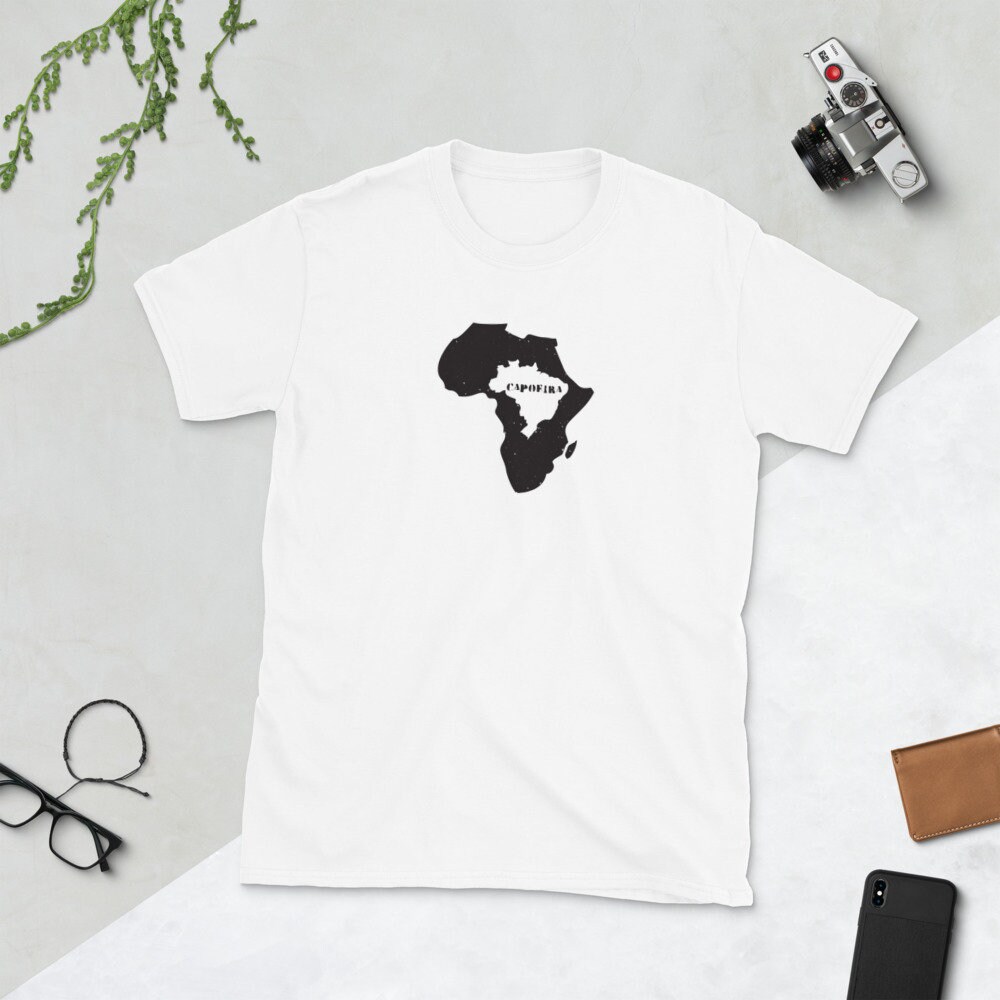 Wurzeln Capoeira T-Shirt/Brasilien Afrika Capo Berimbau Panderio Wurzeln Capoeira T-Shirt/Brasilien Afrika Capo Berimbau Panderio von CreativeHina