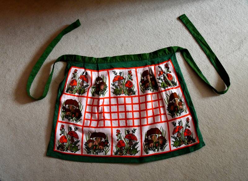 Hübsche Küchenschürze Von Malimo/Ddr Ostalgie Bunte Pilze Auf Weiß 43x40cm 70Er True Vintage Damenmode Halbschürze von CreativeMacroArt