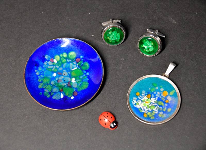 Hübsches 4-Teiliges Set Anhänger, Manschettenknöpfe & Schälchen Aus Emailliertem Metall/Modeschmuck Wohndeko Vintage Hübsches 4-Teiliges Set Anhänger, Manschettenknöpfe & Schälchen Aus Emailliertem Metall/Modeschmuck Wohndeko Vintage von CreativeMacroArt