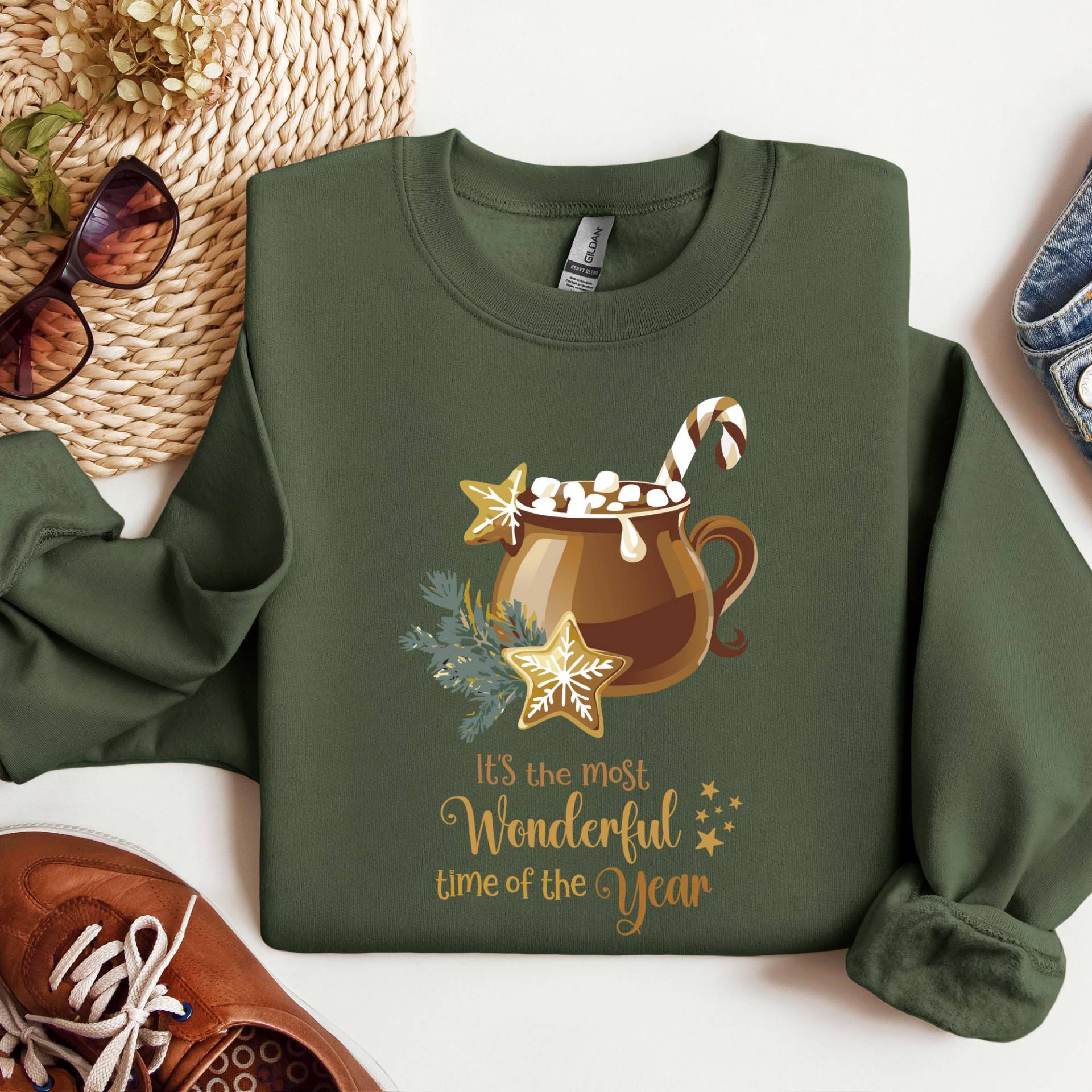 Sweatshirt Hot Cacao, It's The Most Wonderful Time Of Year, Unisex, Round Neck, Christmas Cookies, Candy Cane, Marshmallows, Cozy, Gold von CreativeMaterial