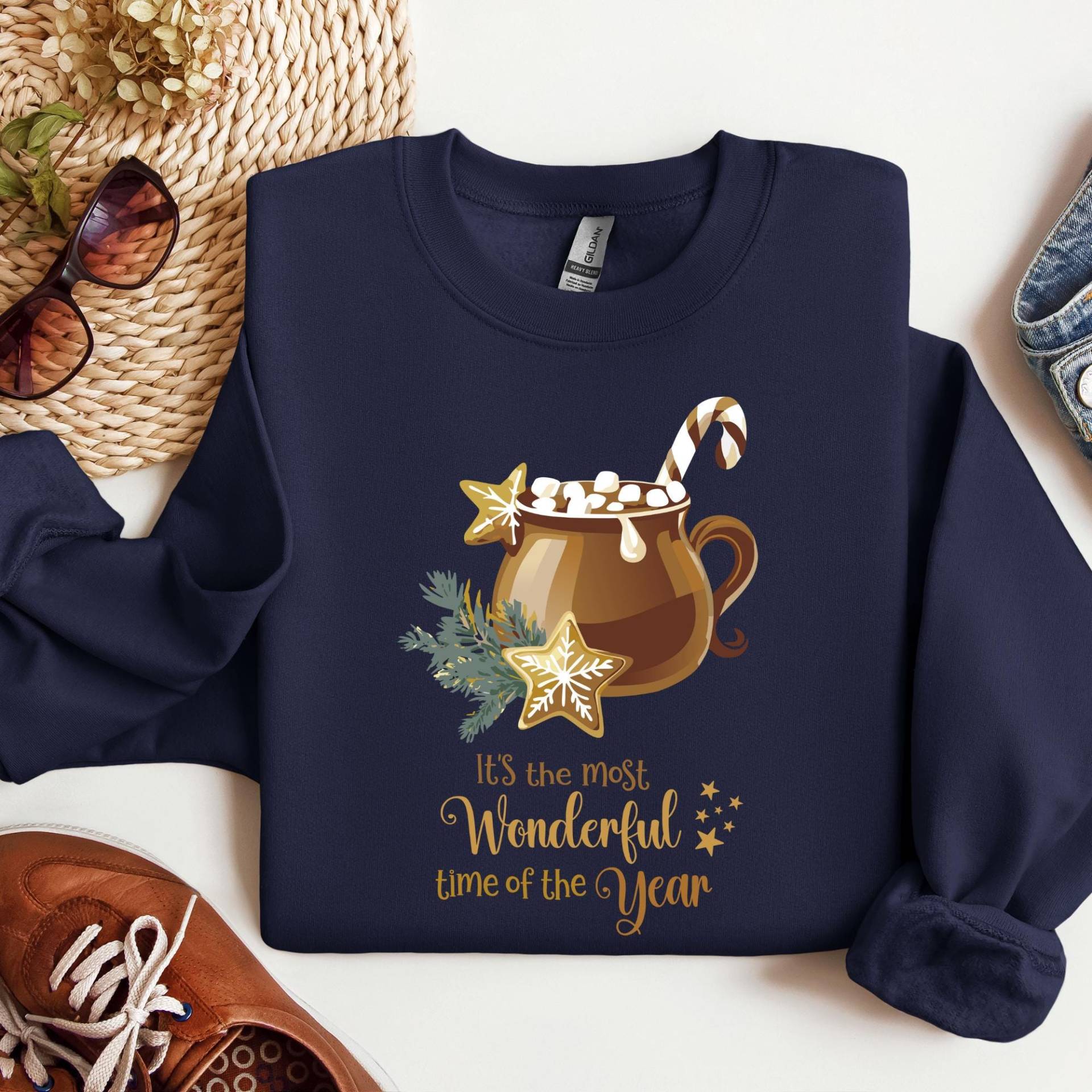 Sweatshirt Hot Cacao, It's The Most Wonderful Time Of Year, Unisex, Round Neck, Christmas Cookies, Candy Cane, Marshmallows, Cozy, Gold von CreativeMaterial