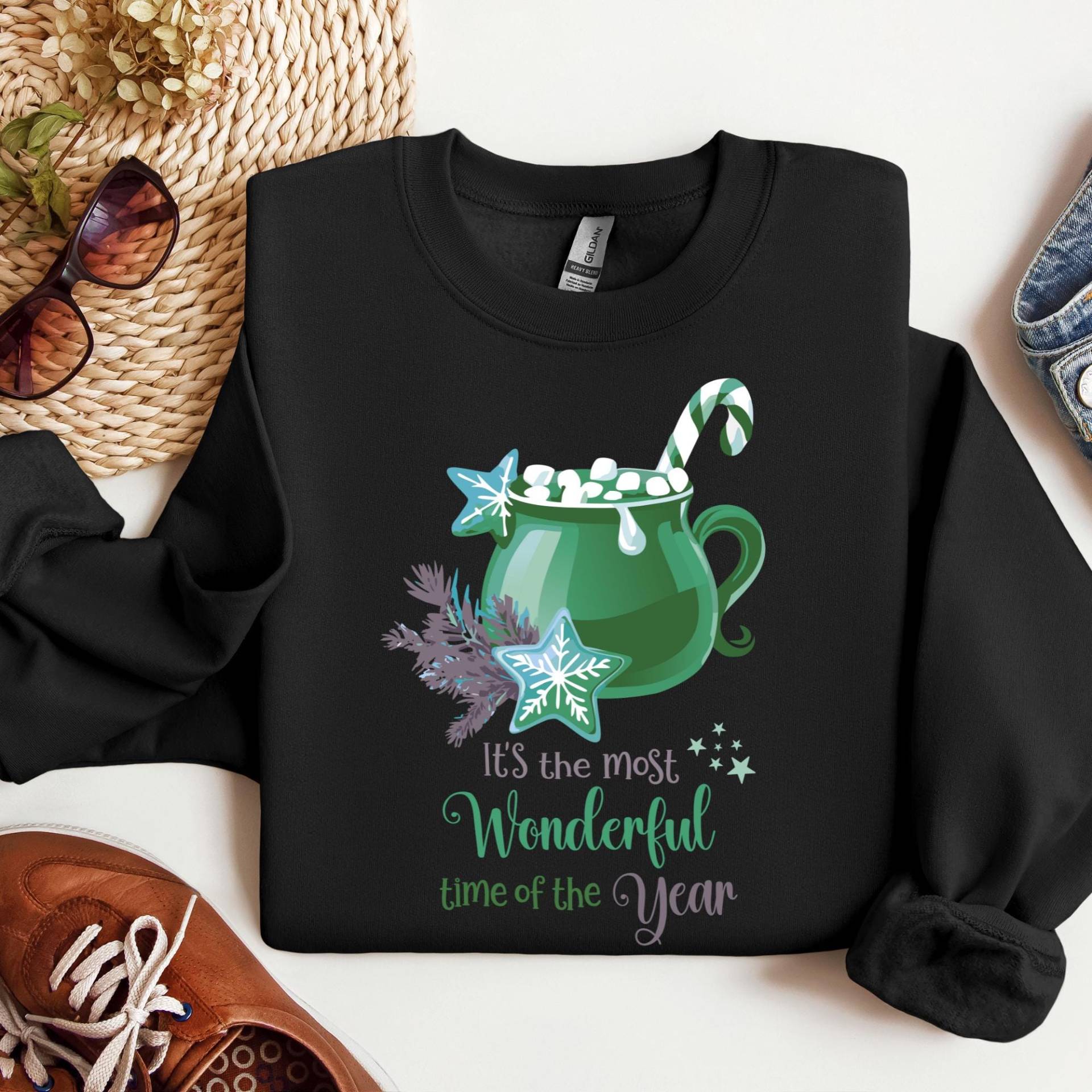 Sweatshirt Hot Cacao, It's The Most Wonderful Time Of Year, Unisex, Round Neck, Christmas Cookies, Candy Cane, Marshmallows, Green Cup von CreativeMaterial