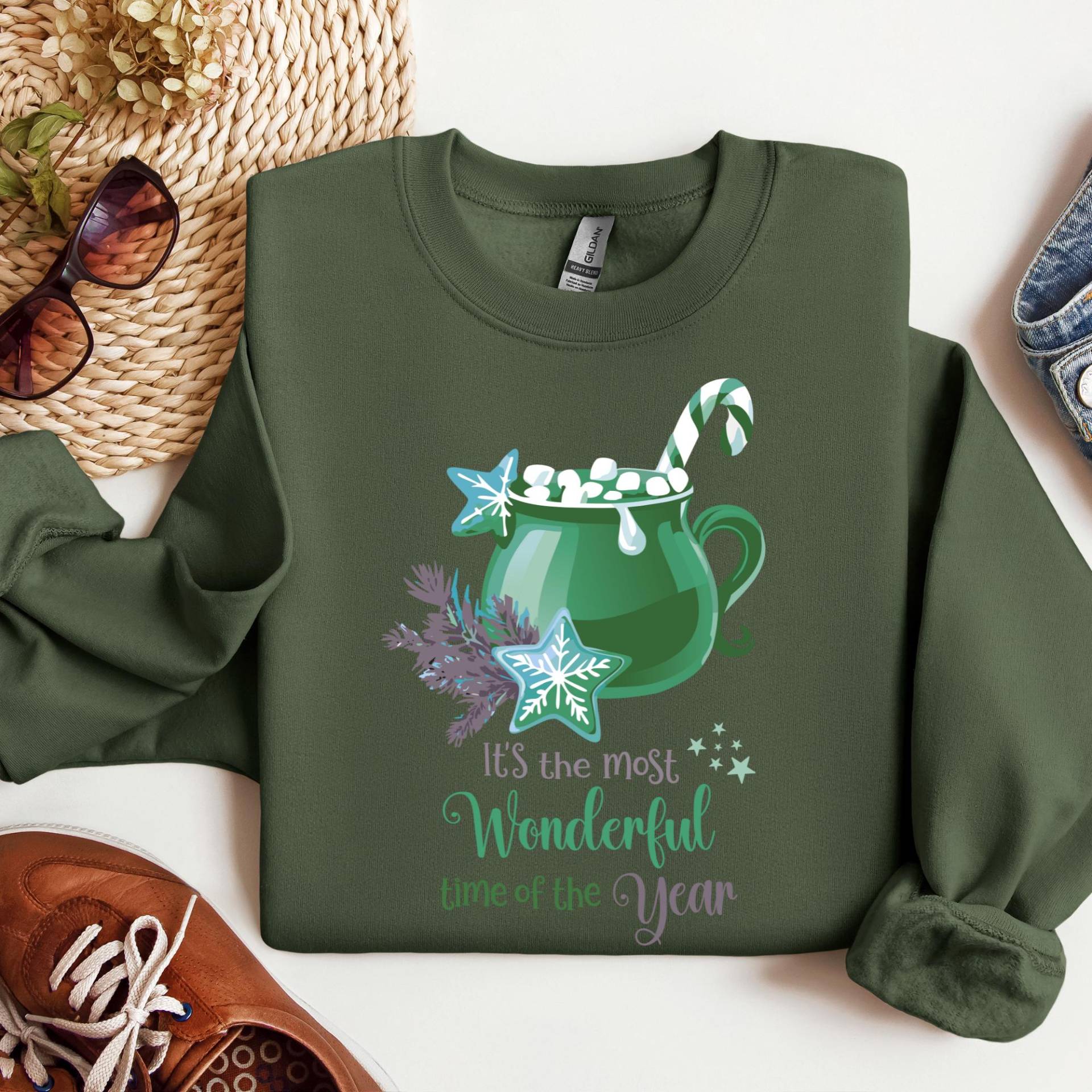 Sweatshirt Hot Cacao, It's The Most Wonderful Time Of Year, Unisex, Round Neck, Christmas Cookies, Candy Cane, Marshmallows, Green Cup von CreativeMaterial