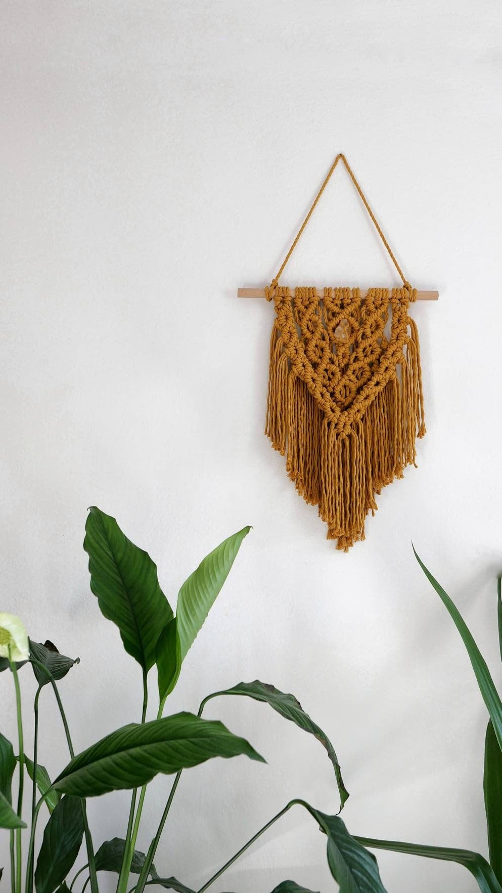 Einzigartiger Senf Makramee Wandbehang Mit Citrin Naturstein Heilkristall Einzigartiger Senf Makramee Wandbehang Mit Citrin Naturstein Heilkristall von LunariDesignn