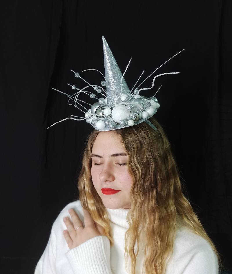Weihnachten Fascinator, Kopfschmuck Silber Weihnachtskugel Fascinator von CreativeSoulSvitlana