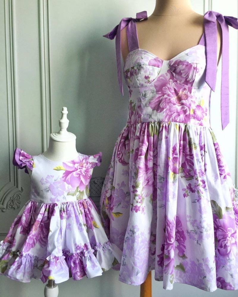 Baumwolle Mutter Tochter Passende Kleid Mit Blumendruck, Sommer Sommerkleid Passend Knielang Casual Mama Und Ich Outfit von CreativeStudiDesigns